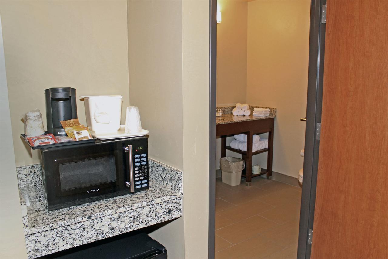 Heartland Inn And Suites Wheatland Εξωτερικό φωτογραφία