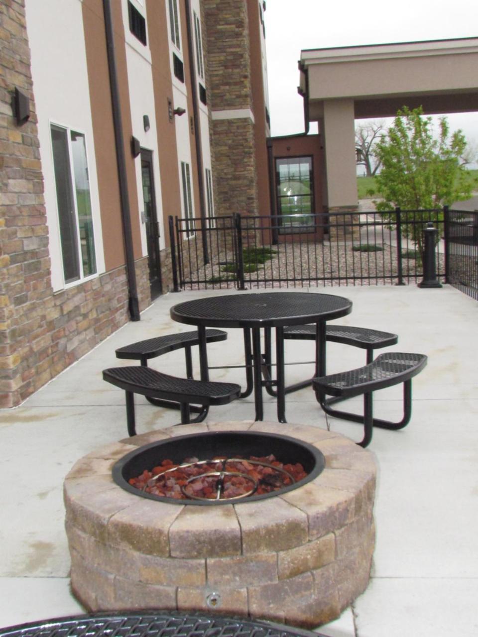Heartland Inn And Suites Wheatland Εξωτερικό φωτογραφία